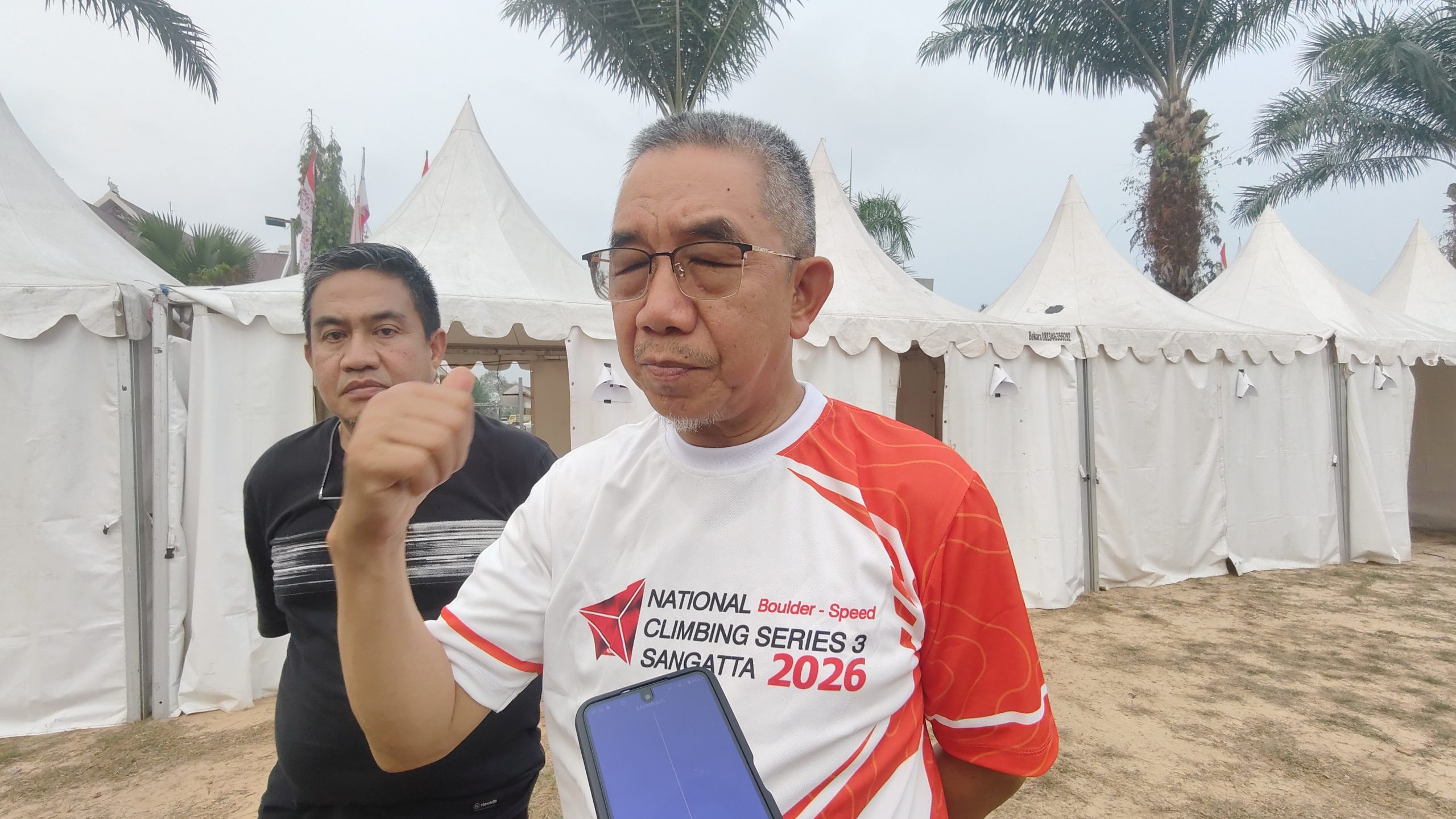 Bupati Kutai Timur Ardiansyah Sulaiman saat meresmikan fasilitas Winning Boulder sekaligus membuka National Climbing Series III Bupati Kutai Timur Cup V Tahun 2026 di Lapangan Panjat Tebing Bukit Pelangi, Sangatta, Sabtu (10/10/2026).