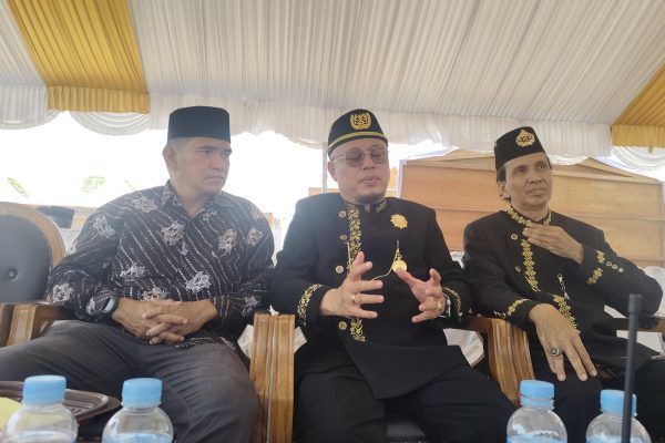 Kepala Disdikbud Kukar Heriansyah, saat memberikan keterangan kepada awak media usai pembukaan Erau Adat Pelas Benua Kutai Timur 2026, di Rumah Adat Kutai, Minggu (11/10/2026). (dok.Wnews.co.id)