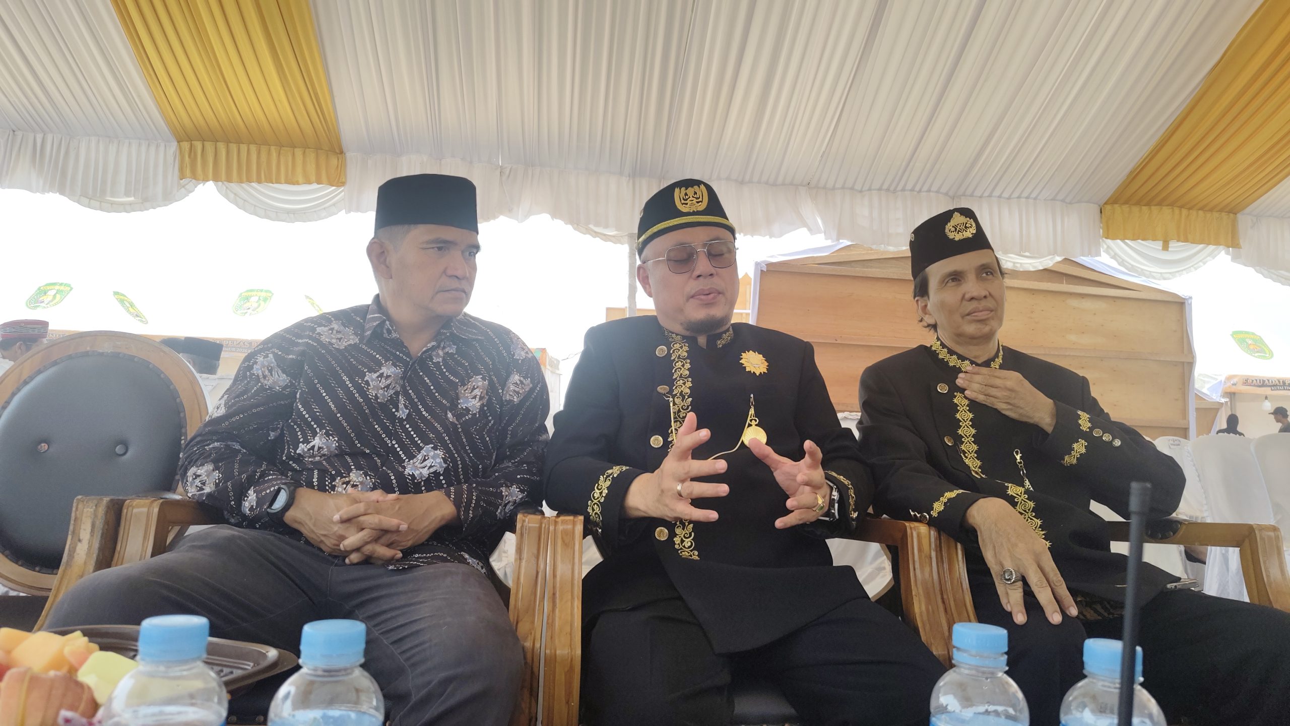 Kepala Disdikbud Kukar Heriansyah, saat memberikan keterangan kepada awak media usai pembukaan Erau Adat Pelas Benua Kutai Timur 2026, di Rumah Adat Kutai, Minggu (11/10/2026). (dok.Wnews.co.id)