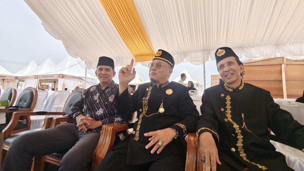 Kepala Disdikbud Kukar Heriansyah (tengah), saat memberikan keterangan kepada awak media usai pembukaan Erau Adat Pelas Benua Kutai Timur 2026, di Rumah Adat Kutai, Minggu (11/10/2026). (dok.Wnews.co.id)