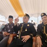 Kepala Disdikbud Kukar Heriansyah (tengah), saat memberikan keterangan kepada awak media usai pembukaan Erau Adat Pelas Benua Kutai Timur 2026, di Rumah Adat Kutai, Minggu (11/10/2026). (dok.Wnews.co.id)