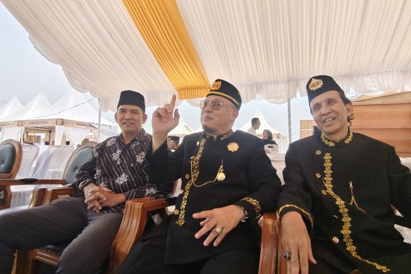 Kepala Disdikbud Kukar Heriansyah (tengah), saat memberikan keterangan kepada awak media usai pembukaan Erau Adat Pelas Benua Kutai Timur 2026, di Rumah Adat Kutai, Minggu (11/10/2026). (dok.Wnews.co.id)