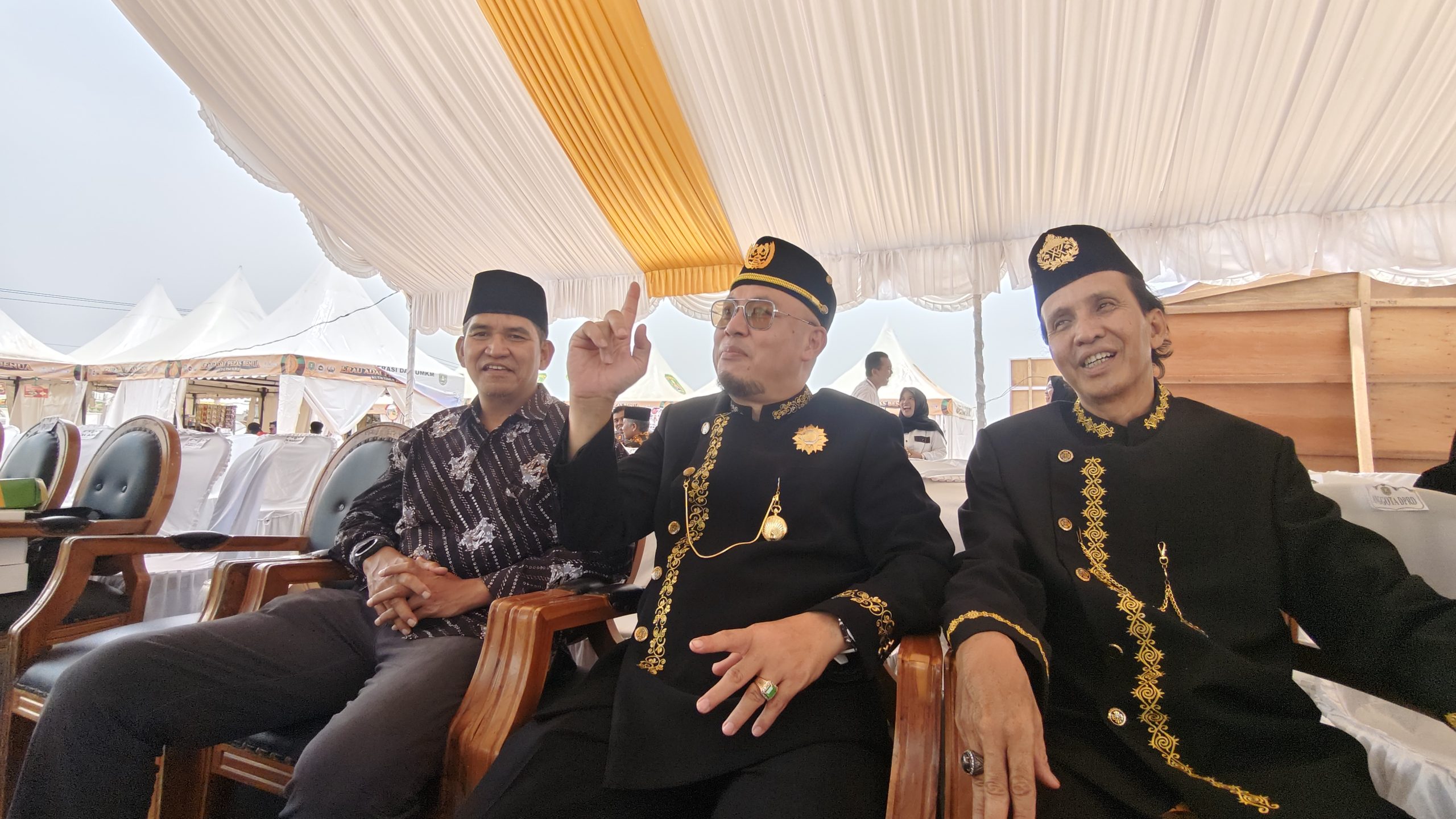 Kepala Disdikbud Kukar Heriansyah (tengah), saat memberikan keterangan kepada awak media usai pembukaan Erau Adat Pelas Benua Kutai Timur 2026, di Rumah Adat Kutai, Minggu (11/10/2026). (dok.Wnews.co.id)