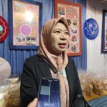Margawaty, Camat Telen saat diwawancarai di stan Pameran Kecamatan Telen dalam rangka Expo HUT ke-27 Kabupaten Kutai Timur (Kutim), Senin (12/10/2026) (wnews.co.id)