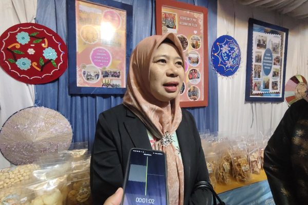 Margawaty, Camat Telen saat diwawancarai di stan Pameran Kecamatan Telen dalam rangka Expo HUT ke-27 Kabupaten Kutai Timur (Kutim), Senin (12/10/2026) (wnews.co.id)