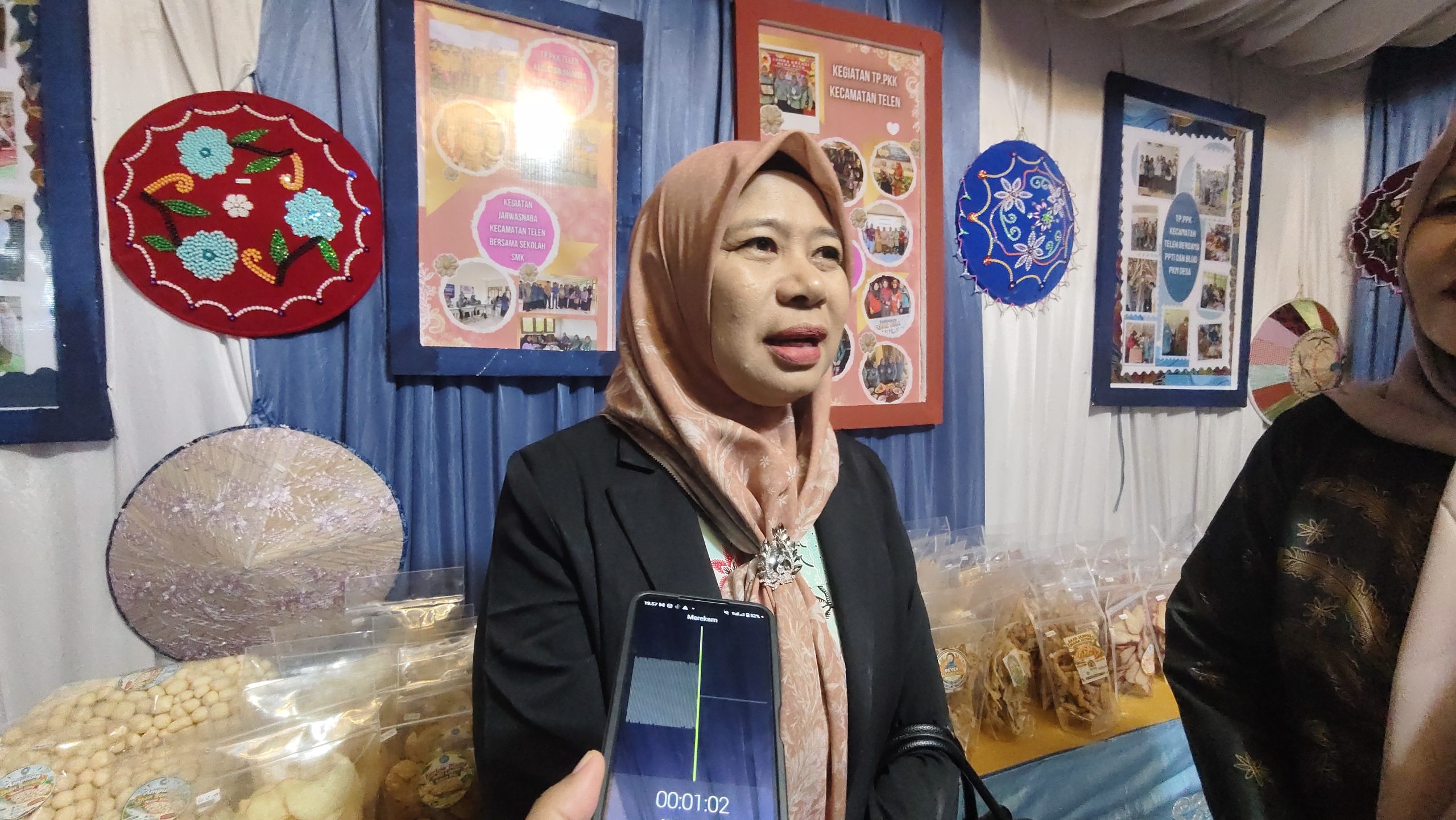 Margawaty, Camat Telen saat diwawancarai di stan Pameran Kecamatan Telen dalam rangka Expo HUT ke-27 Kabupaten Kutai Timur (Kutim), Senin (12/10/2026) (wnews.co.id)