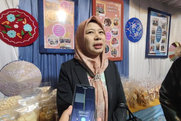 Margawaty, Camat Telen saat diwawancarai di stan Pameran Kecamatan Telen dalam rangka Expo HUT ke-27 Kabupaten Kutai Timur (Kutim), Senin (12/10/2026) (wnews.co.id)