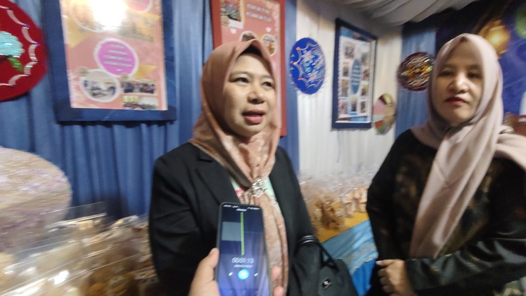 Margawaty, Camat Telen saat diwawancarai di stan Pameran Kecamatan Telen dalam rangka Expo HUT ke-27 Kabupaten Kutai Timur (Kutim), Senin (12/10/2026) (wnews.co.id)