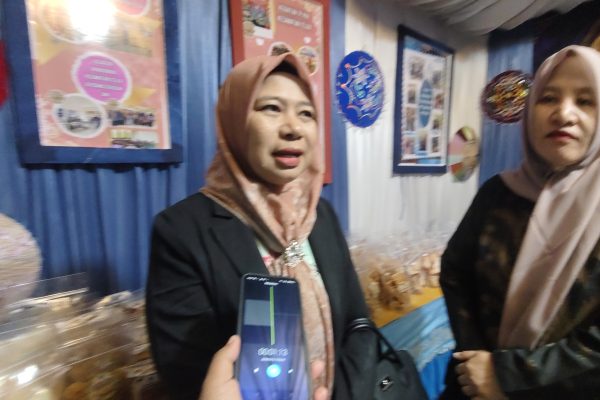 Margawaty, Camat Telen saat diwawancarai di stan Pameran Kecamatan Telen dalam rangka Expo HUT ke-27 Kabupaten Kutai Timur (Kutim), Senin (12/10/2026) (wnews.co.id)