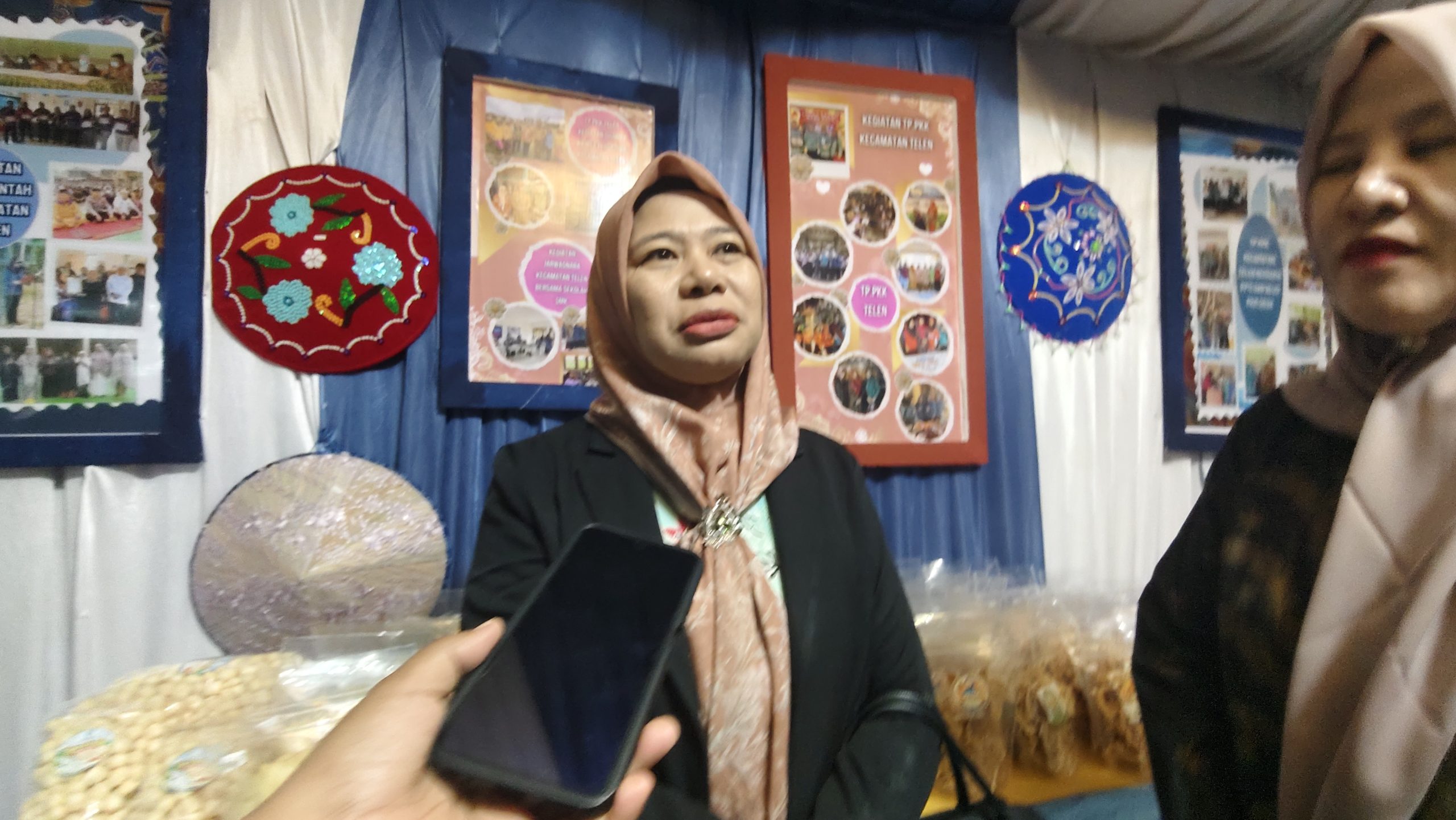 Margawaty, Camat Telen saat diwawancarai di stan Pameran Kecamatan Telen dalam rangka Expo HUT ke-27 Kabupaten Kutai Timur (Kutim), Senin (12/10/2026) (wnews.co.id)
