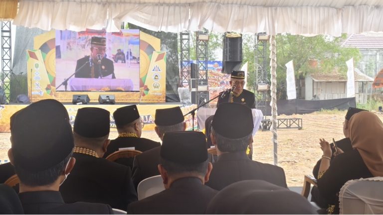 Bupati Kutim, Ardiansyah Sulaiman saat memberikan sambutan Erau Adat Pelas Benua Kutai Timur 2026 di Rumah Adat Kutai, Minggu (11/10/2026).