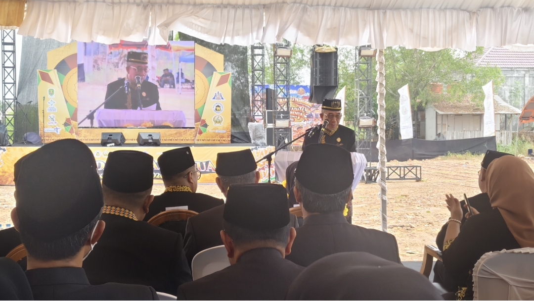 Bupati Kutim, Ardiansyah Sulaiman saat memberikan sambutan Erau Adat Pelas Benua Kutai Timur 2026 di Rumah Adat Kutai, Minggu (11/10/2026).