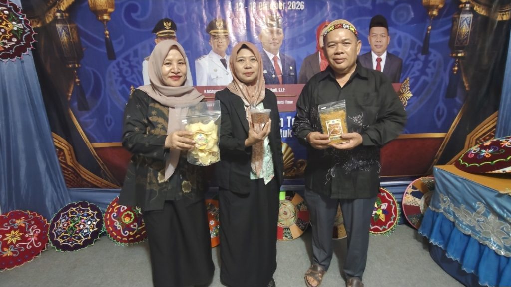 Margawaty, Camat Telen saat diwawancarai di stan Pameran Kecamatan Telen dalam rangka Expo HUT ke-27 Kabupaten Kutai Timur (Kutim), Senin (12/10/2026) (wnews.co.id)