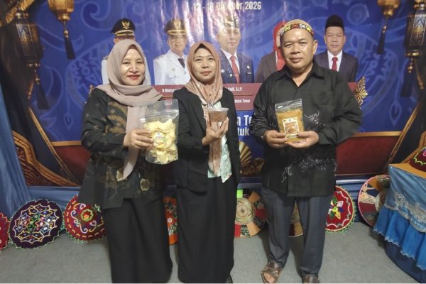 Margawaty, Camat Telen saat diwawancarai di stan Pameran Kecamatan Telen dalam rangka Expo HUT ke-27 Kabupaten Kutai Timur (Kutim), Senin (12/10/2026) (wnews.co.id)