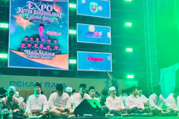 Kutai Timur Bersholawat dan Lailatul Ijtima yang berlangsung di Alun-Alun Bukit Pelangi, Sangatta, Jumat (16/10/2026) malam.