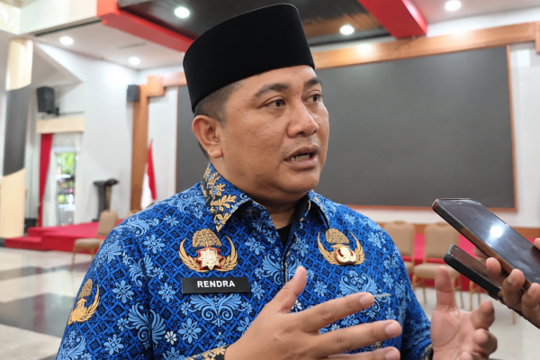 Kepala BKPSDM Kukar, Rendra Abadi saat diwawancarai awak media (dok. Wnews)
