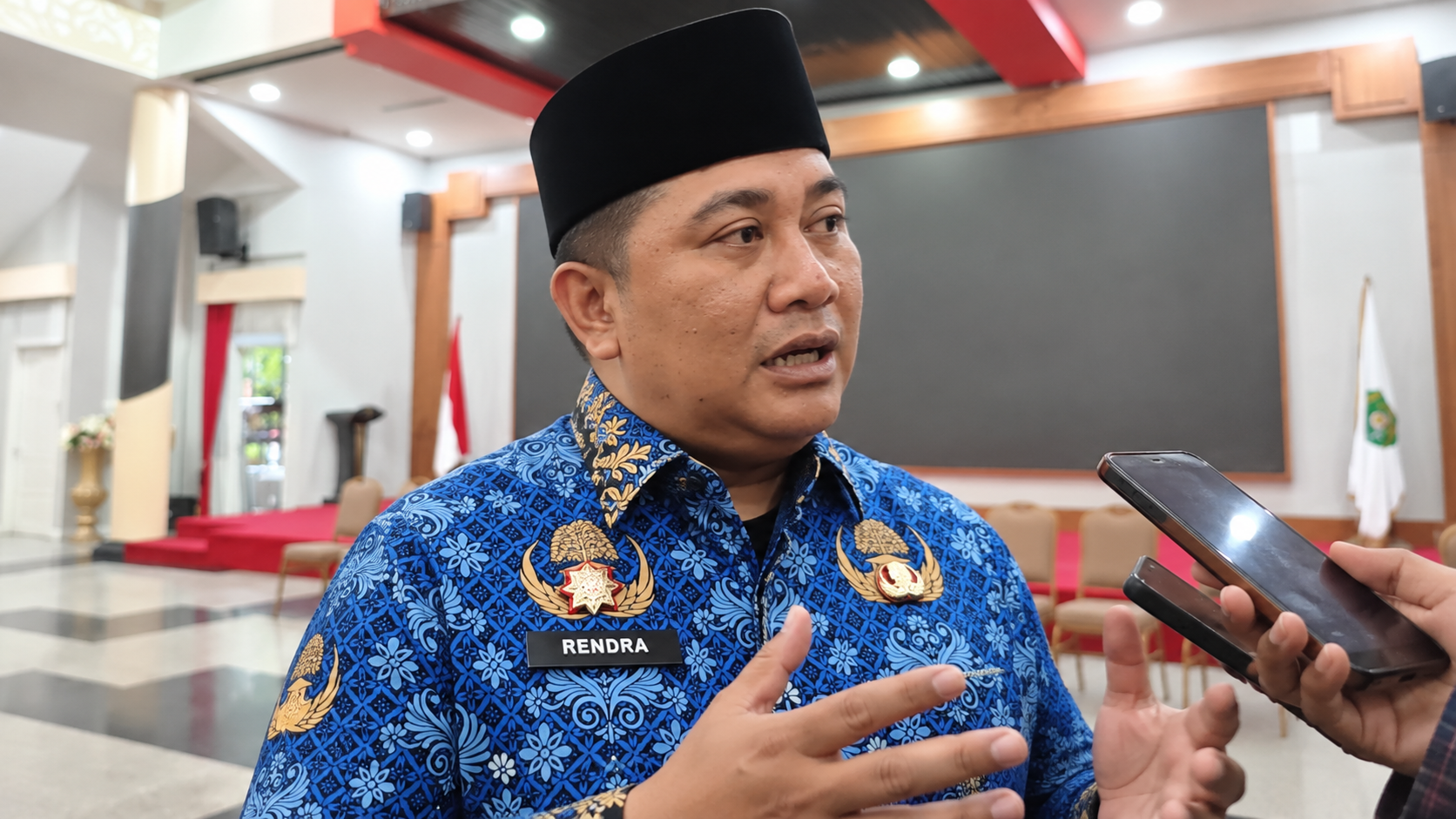 Kepala BKPSDM Kukar, Rendra Abadi saat diwawancarai awak media (dok. Wnews)