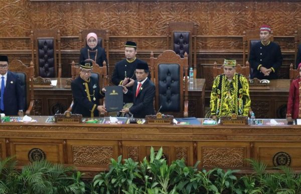 Rapat Paripurna ke-8 DPRD Kutim memperingati Hari Ulang Tahun (HUT) ke-27 Kabupaten Kutai Timur, yang berlangsung di Ruang Sidang Utama DPRD Kutim, Kamis (8/10/2026)