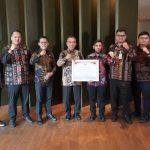 Bupati Kutai Timur Ardiansyah Sulaiman bersama jajaran Pemerintah Kabupaten Kutim dan pihak terkait berfoto bersama sambil menunjukkan piagam penghargaan dalam rangkaian kegiatan UCJ Award 2026 di Jakarta