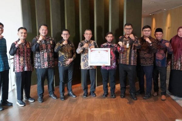 Bupati Kutai Timur Ardiansyah Sulaiman bersama jajaran Pemerintah Kabupaten Kutim dan pihak terkait berfoto bersama sambil menunjukkan piagam penghargaan dalam rangkaian kegiatan UCJ Award 2026 di Jakarta