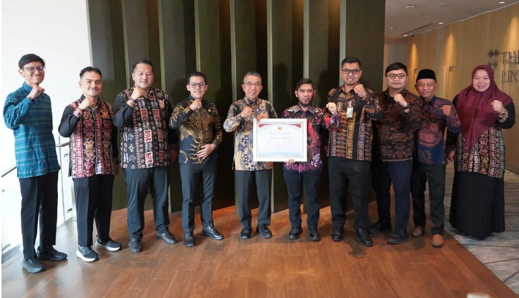 Bupati Kutai Timur Ardiansyah Sulaiman bersama jajaran Pemerintah Kabupaten Kutim dan pihak terkait berfoto bersama sambil menunjukkan piagam penghargaan dalam rangkaian kegiatan UCJ Award 2026 di Jakarta
