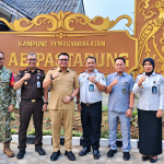 Bupati Kutai Kartanegara (Kukar), Aulia Rahman Basri, bersama jajaran Lapas Kelas IIA Tenggarong dan unsur terkait menunjukkan dokumen kerja sama dalam rangkaian peresmian Kawasan Produktif Terpadu SAE PASTARUNG di Jalan Mangkuraja, Kelurahan Loa Ipuh, Tenggarong, Selasa (27/10/2026)