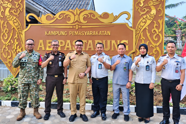 Bupati Kutai Kartanegara (Kukar), Aulia Rahman Basri, bersama jajaran Lapas Kelas IIA Tenggarong dan unsur terkait menunjukkan dokumen kerja sama dalam rangkaian peresmian Kawasan Produktif Terpadu SAE PASTARUNG di Jalan Mangkuraja, Kelurahan Loa Ipuh, Tenggarong, Selasa (27/10/2026)