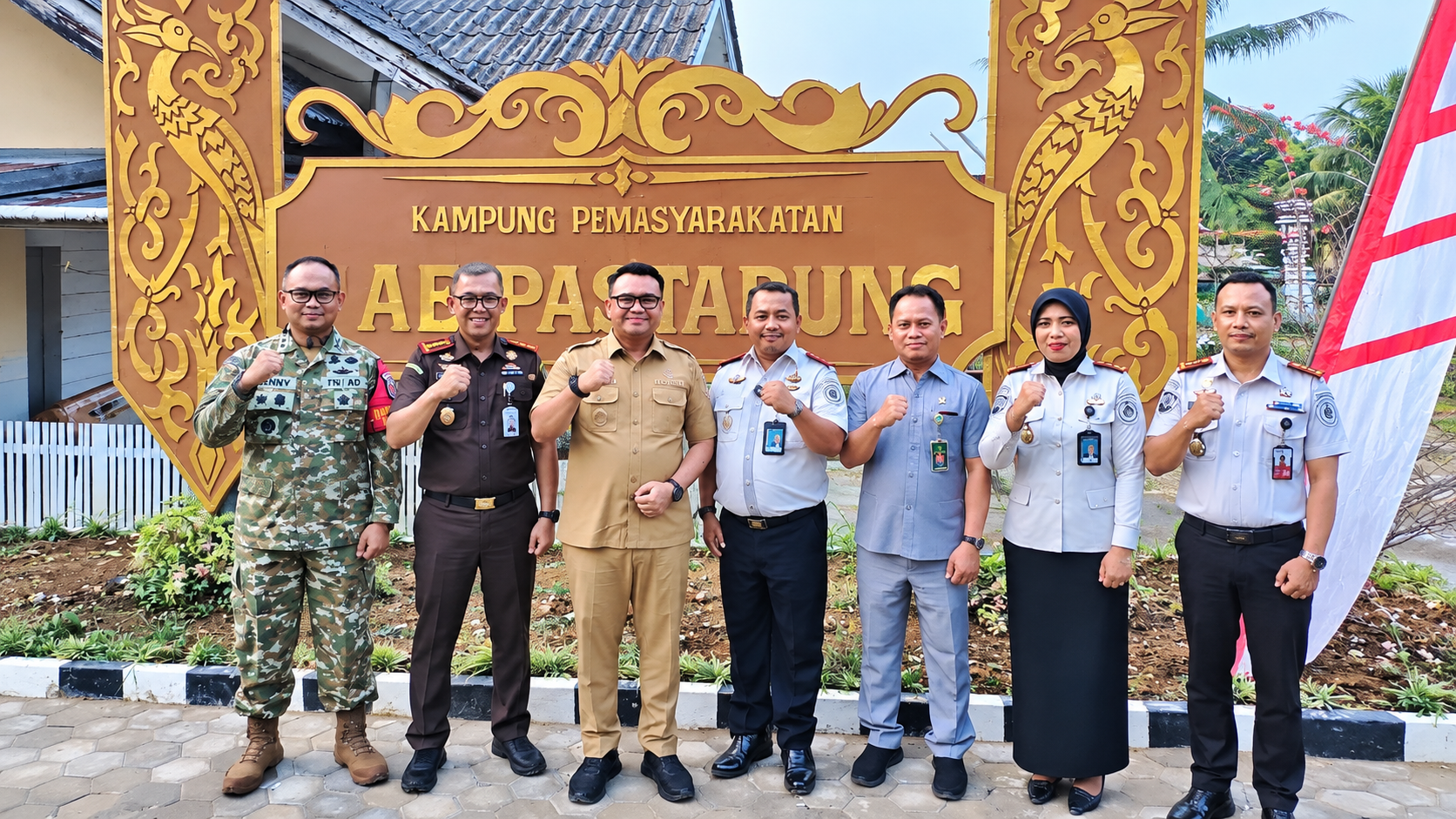 Bupati Kutai Kartanegara (Kukar), Aulia Rahman Basri, bersama jajaran Lapas Kelas IIA Tenggarong dan unsur terkait menunjukkan dokumen kerja sama dalam rangkaian peresmian Kawasan Produktif Terpadu SAE PASTARUNG di Jalan Mangkuraja, Kelurahan Loa Ipuh, Tenggarong, Selasa (27/10/2026)