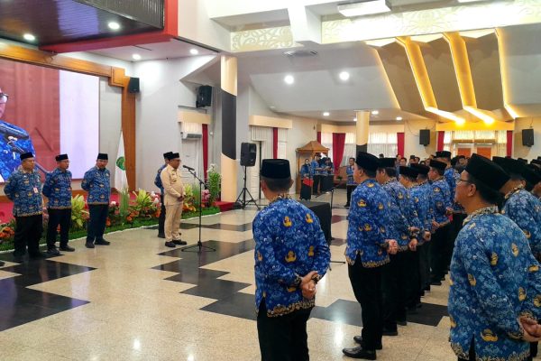 Bupati Kutai Kartanegara Aulia Rahman Basri saat memimpin prosesi pelantikan pejabat manajerial dan nonmanajerial di lingkungan Pemkab Kukar, Jumat (2/10/2026).
