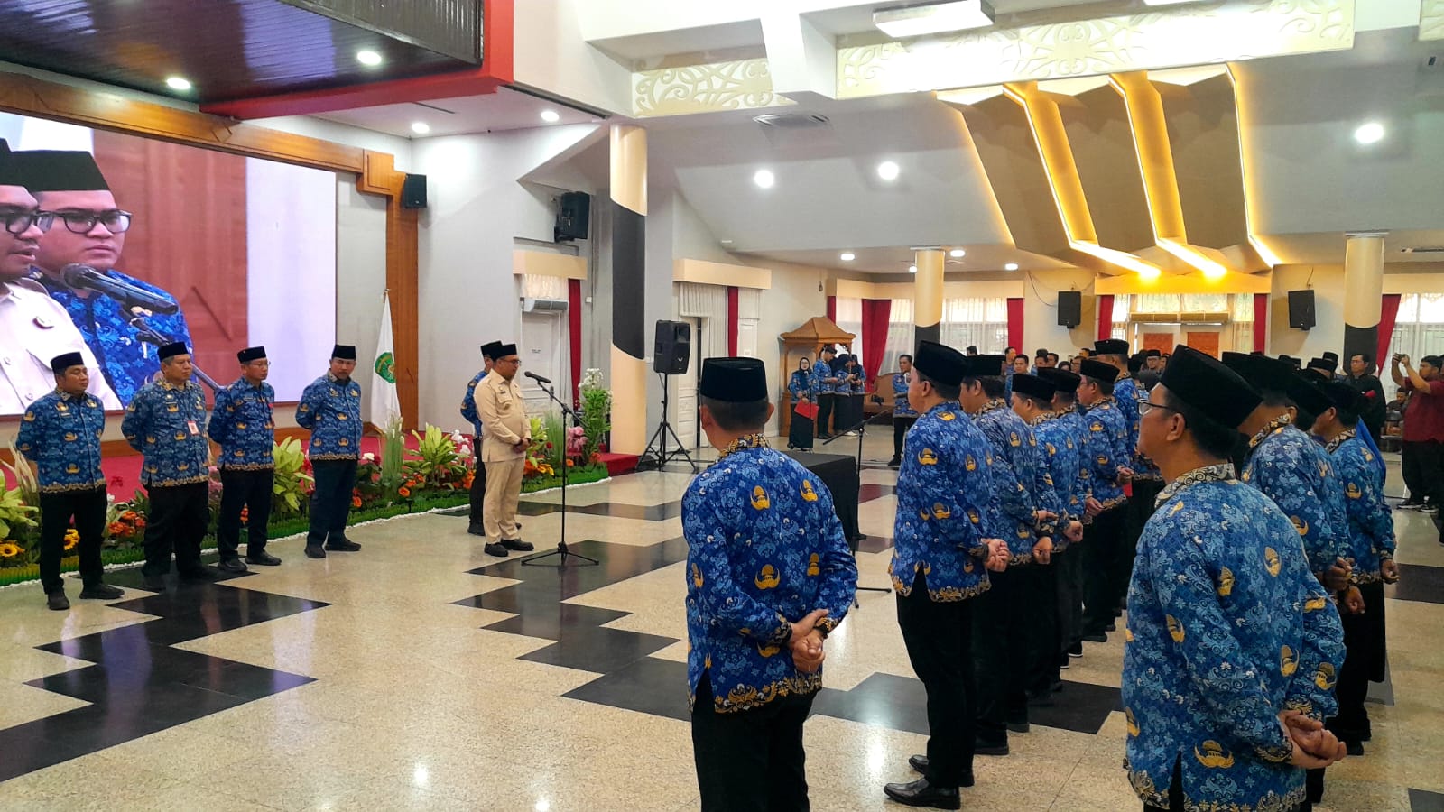 Bupati Kutai Kartanegara Aulia Rahman Basri saat memimpin prosesi pelantikan pejabat manajerial dan nonmanajerial di lingkungan Pemkab Kukar, Jumat (2/10/2026).