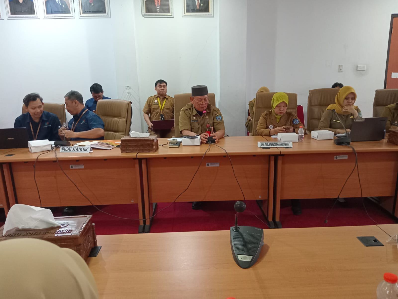 Kepala Dinsos Bontang, Ahmad Yani saat Rapat Dengar Pendapat (RDP) Komisi A DPRD Bontang.(dok.Wnews.co.id)