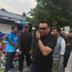 Bupati Kukar Aulia Rahman Basri (baju kaus hitam) bersama jajaran saat meninjau lokasi kebakaran. (Foto: Wnews)