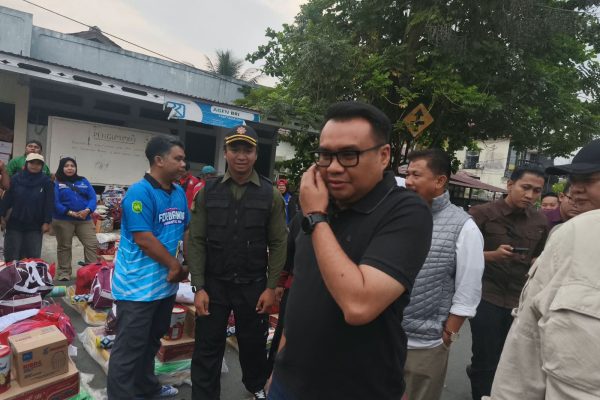 Bupati Kukar Aulia Rahman Basri (baju kaus hitam) bersama jajaran saat meninjau lokasi kebakaran. (Foto: Wnews)