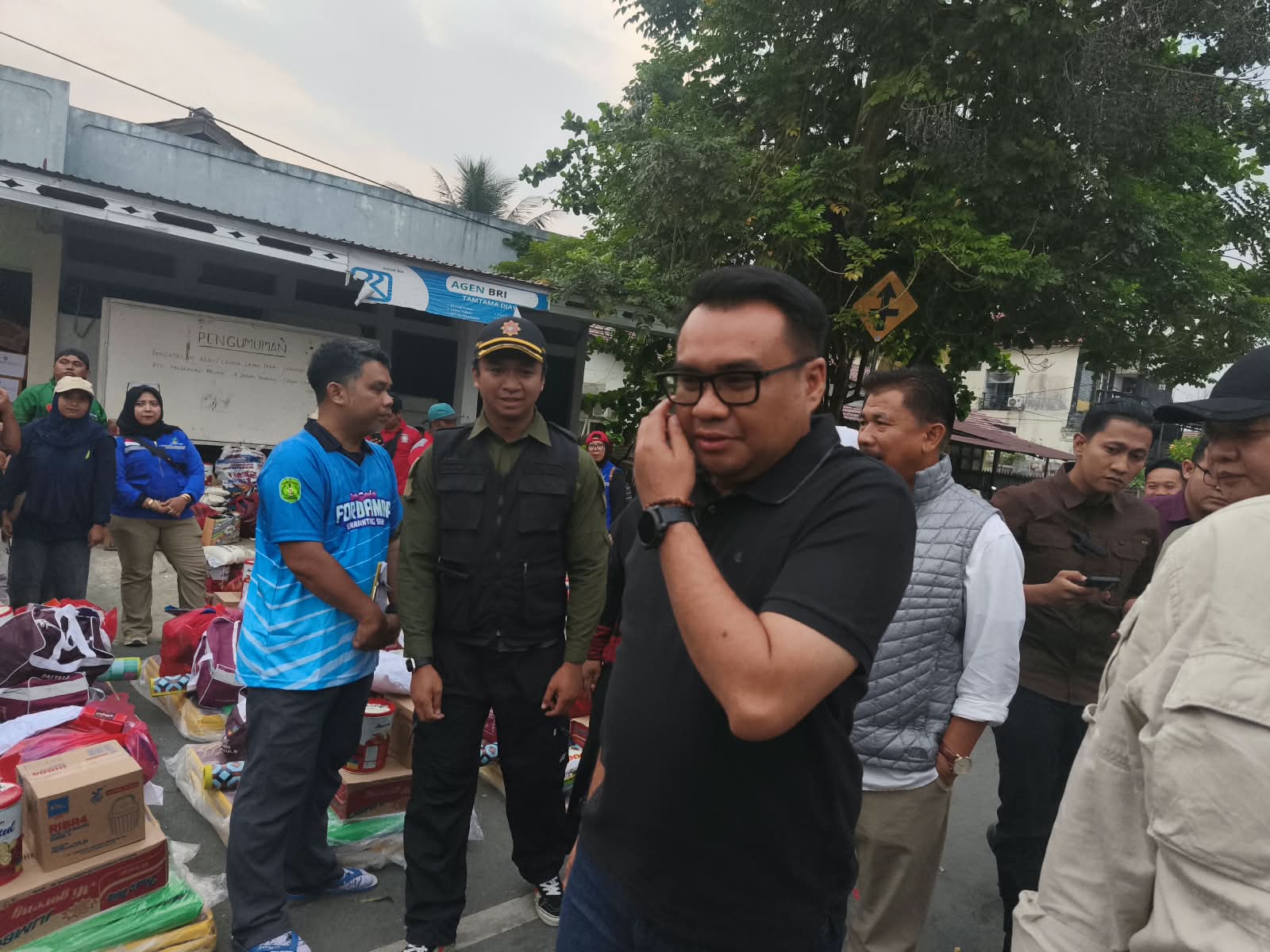 Bupati Kukar Aulia Rahman Basri (baju kaus hitam) bersama jajaran saat meninjau lokasi kebakaran. (Foto: Wnews)
