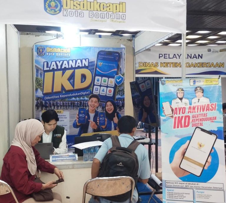 Disdukcapil saat melakukan layanan aktivasi IKD diluar kantor dalam rangka untuk memudahkan masyarakat yang ingin menjadi agen Perlinsos
