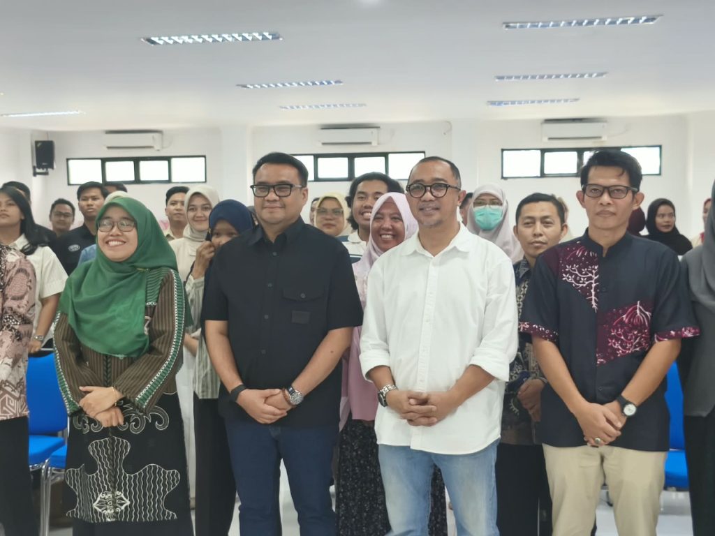 Bupati Kutai Kartanegara Aulia Rahman Basri foto bersama sivitas akademika FISIP Universitas Mulawarman dalam kegiatan kuliah tamu. (Foto: Wnews)