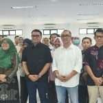 Bupati Kutai Kartanegara Aulia Rahman Basri foto bersama sivitas akademika FISIP Universitas Mulawarman dalam kegiatan kuliah tamu. (Foto: Wnews)