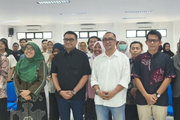 Bupati Kutai Kartanegara Aulia Rahman Basri foto bersama sivitas akademika FISIP Universitas Mulawarman dalam kegiatan kuliah tamu. (Foto: Wnews)