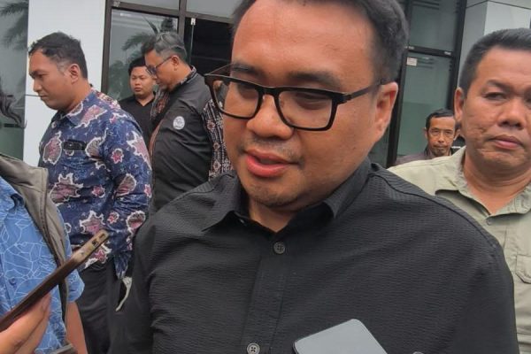 Bupati Kutai Kartanegara (Kukar), Aulia Rahman Basri, menyampaikan pandangannya kepada awak media usai mengikuti Energi Forum 2026 di Gedung Olah Bebaya, Kompleks Kantor Gubernur Kaltim, Samarinda, Sabtu (10/10/2026). (Foto: Wnews)