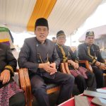 Plt Kepala Dinas Pemberdayaan Masyarakat dan Desa (DPMDes) Kutim seusai menghadiri pembukaan Erau Adat Pelas Benua di Rumah Adat Kutai, Minggu (11/10/2026). (wnews.co.id)