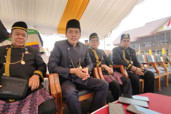 Plt Kepala Dinas Pemberdayaan Masyarakat dan Desa (DPMDes) Kutim seusai menghadiri pembukaan Erau Adat Pelas Benua di Rumah Adat Kutai, Minggu (11/10/2026). (wnews.co.id)