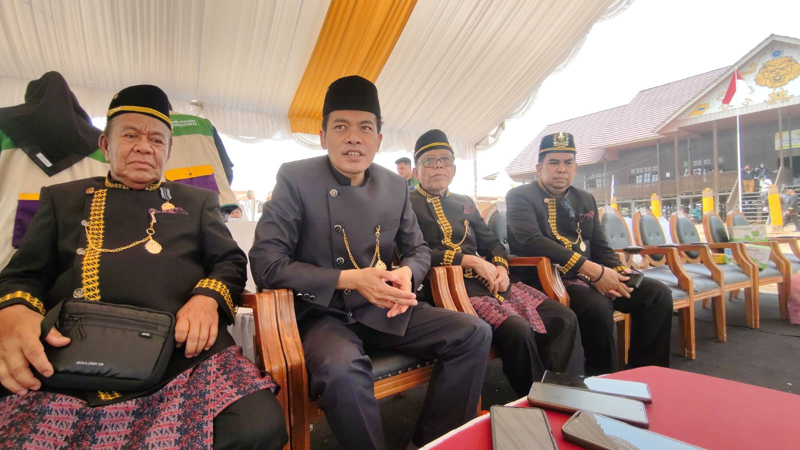 Plt Kepala Dinas Pemberdayaan Masyarakat dan Desa (DPMDes) Kutim seusai menghadiri pembukaan Erau Adat Pelas Benua di Rumah Adat Kutai, Minggu (11/10/2026). (wnews.co.id)