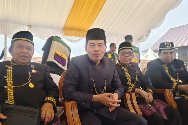 Plt Kepala Dinas Pemberdayaan Masyarakat dan Desa (DPMDes) Kutim seusai menghadiri pembukaan Erau Adat Pelas Benua di Rumah Adat Kutai, Minggu (11/10/2026).