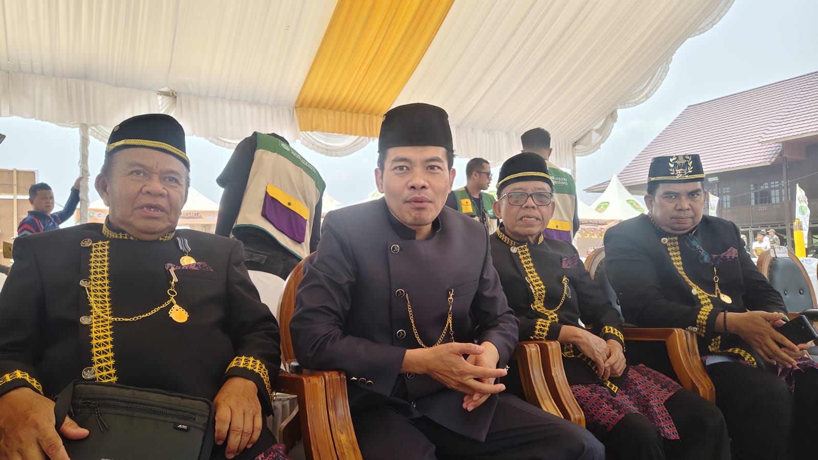 Plt Kepala Dinas Pemberdayaan Masyarakat dan Desa (DPMDes) Kutim seusai menghadiri pembukaan Erau Adat Pelas Benua di Rumah Adat Kutai, Minggu (11/10/2026).
