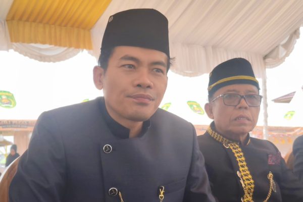 Plt Kepala Dinas Pemberdayaan Masyarakat dan Desa (DPMDes) Kutim seusai menghadiri pembukaan Erau Adat Pelas Benua di Rumah Adat Kutai, Minggu (11/10/2026). (wnews.co.id)