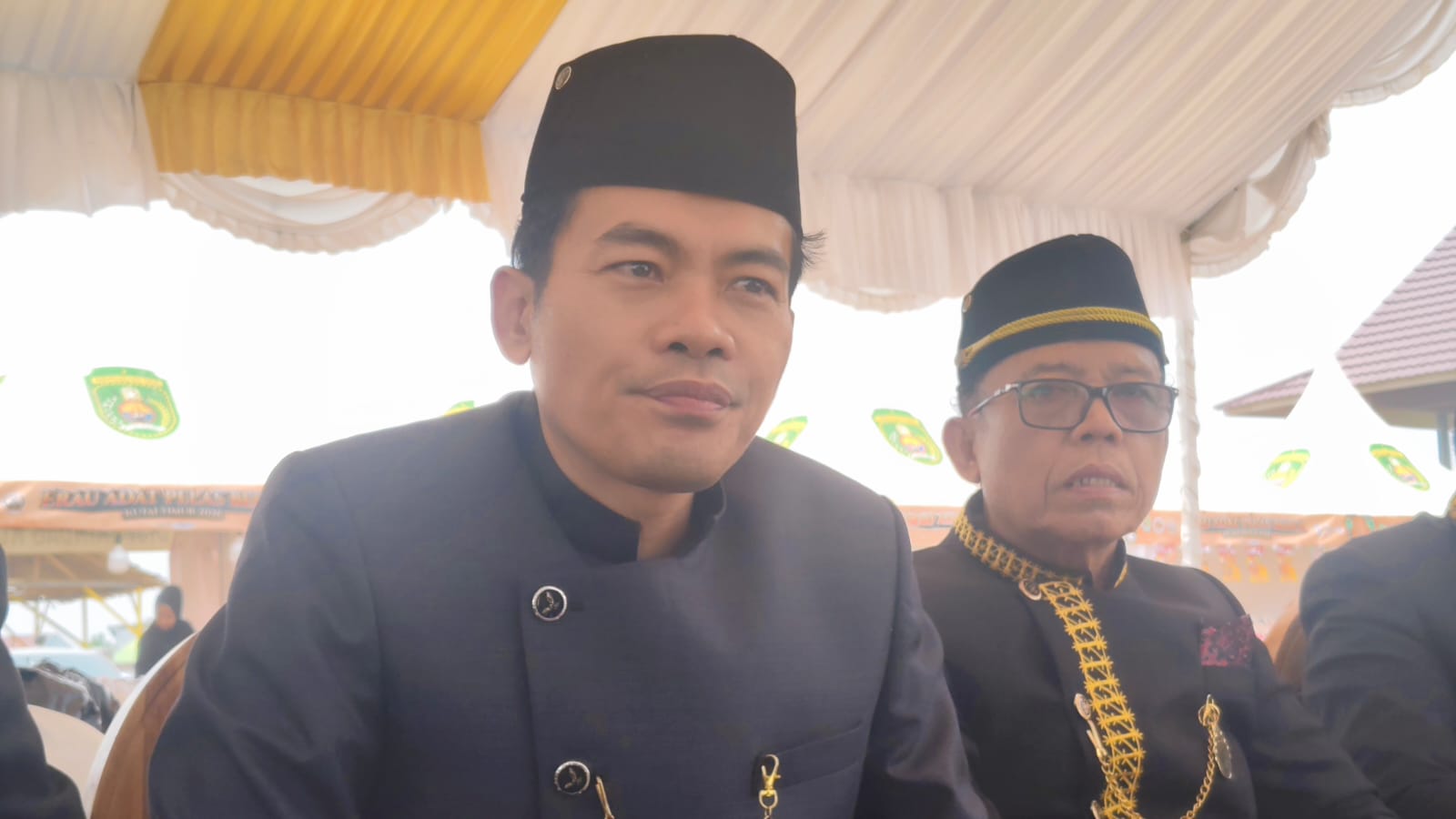 Plt Kepala Dinas Pemberdayaan Masyarakat dan Desa (DPMDes) Kutim seusai menghadiri pembukaan Erau Adat Pelas Benua di Rumah Adat Kutai, Minggu (11/10/2026). (wnews.co.id)