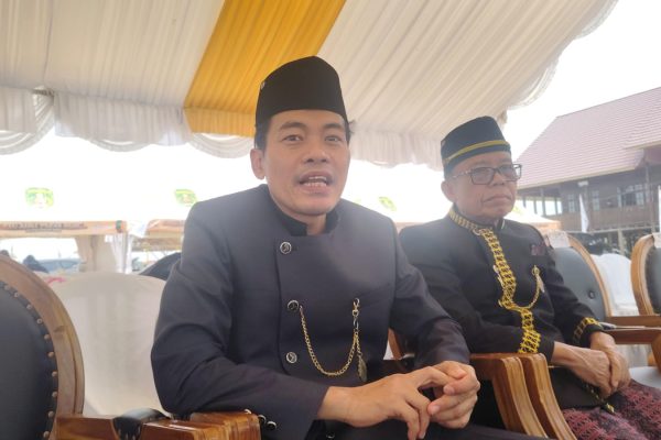 Plt Kepala Dinas Pemberdayaan Masyarakat dan Desa (DPMDes) Kutim seusai menghadiri pembukaan Erau Adat Pelas Benua di Rumah Adat Kutai, Minggu (11/10/2026). (wnews.co.id)