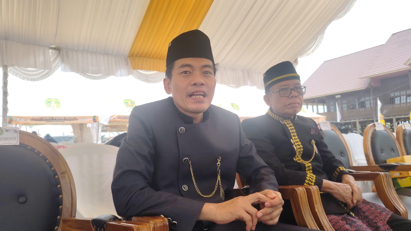 Plt Kepala Dinas Pemberdayaan Masyarakat dan Desa (DPMDes) Kutim seusai menghadiri pembukaan Erau Adat Pelas Benua di Rumah Adat Kutai, Minggu (11/10/2026). (wnews.co.id)