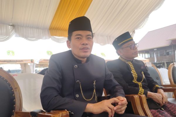 Plt Kepala Dinas Pemberdayaan Masyarakat dan Desa (DPMDes) Kutim seusai menghadiri pembukaan Erau Adat Pelas Benua di Rumah Adat Kutai, Minggu (11/10/2026). (wnews.co.id)