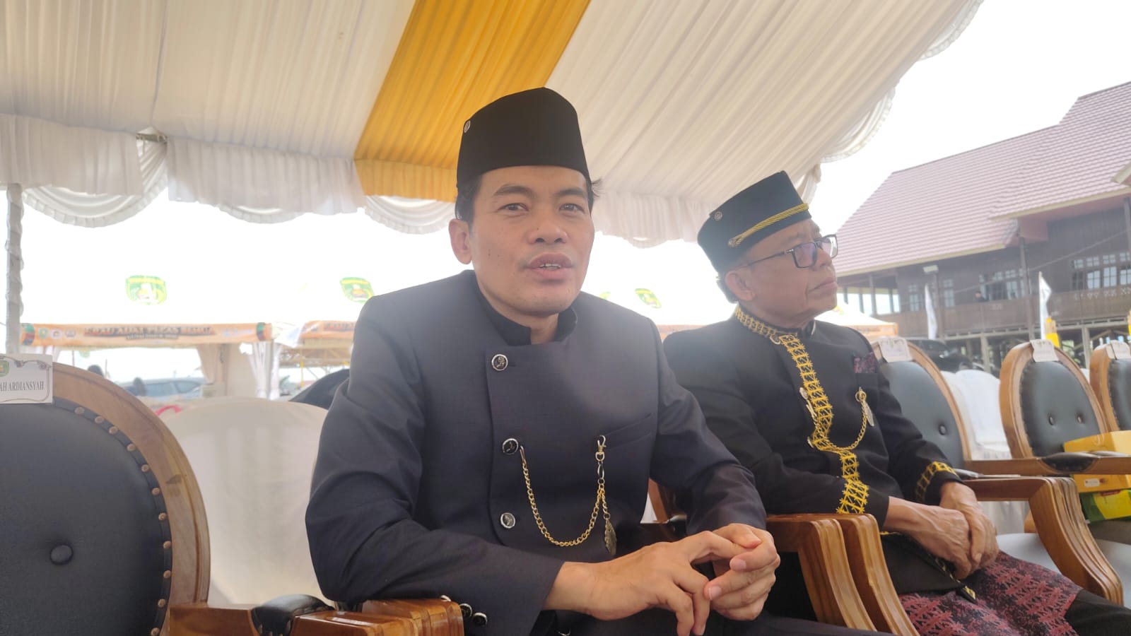 Plt Kepala Dinas Pemberdayaan Masyarakat dan Desa (DPMDes) Kutim seusai menghadiri pembukaan Erau Adat Pelas Benua di Rumah Adat Kutai, Minggu (11/10/2026). (wnews.co.id)